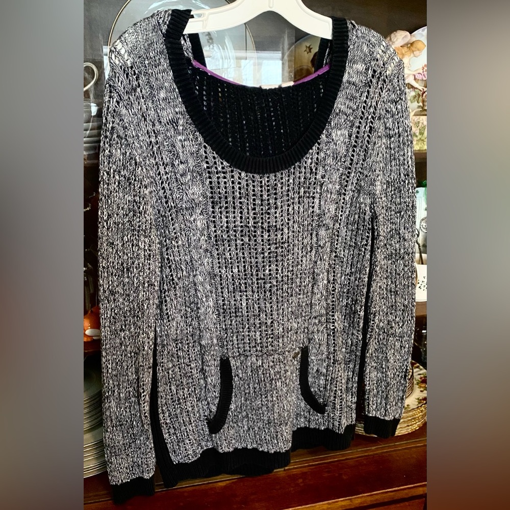 ROXY hooded, pullover knitted sweater with front pocket.